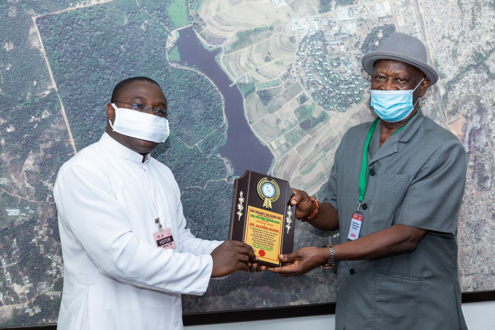 Dr. Alfred Dixon receiving his award